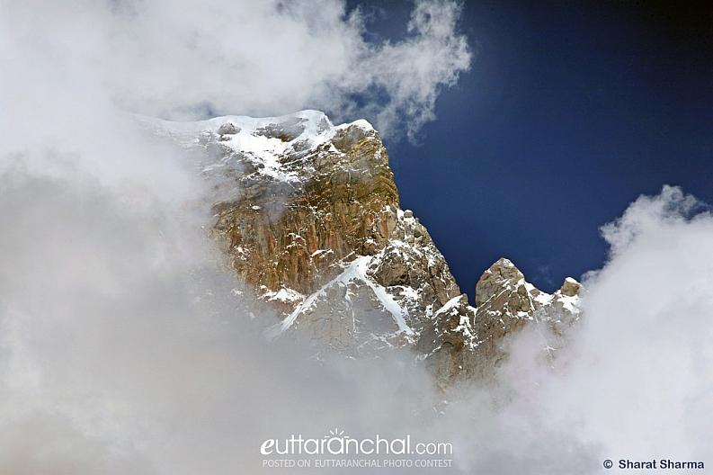 View of the Kedar peak surrounded by clouds.