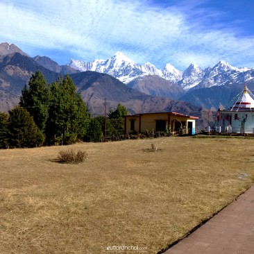 Pachachuli peaks in the background of Nandadevi temple