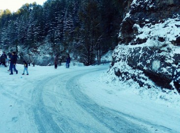 First Snowfall of 2015 in Dhanaulti